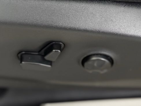 Used 2024 Chrysler Pacifica Touring-L image 17