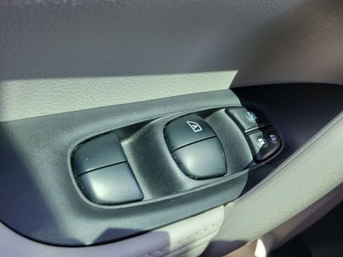 Used 2020 Nissan Rogue Sport SV FWD image 17