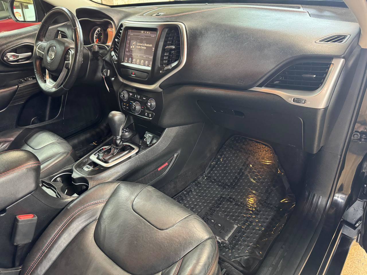 Used 2016 Jeep Cherokee Trailhawk w/ Leather Interior Group AWD/4WD image 9