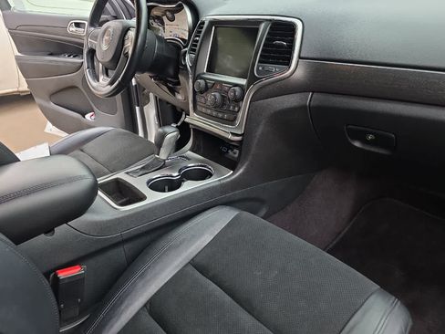 Used 2018 Jeep Grand Cherokee Altitude RWD image 18