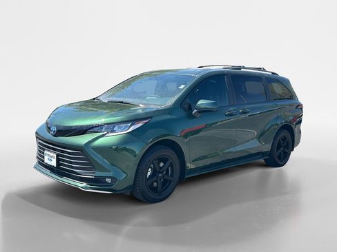 Used 2025 Toyota Sienna XLE Woodland Edition AWD/4WD image 10