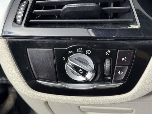 Used 2021 BMW 530e xDrive w/ Premium Package image 19