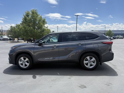 Used 2020 Toyota Highlander LE AWD/4WD image 3