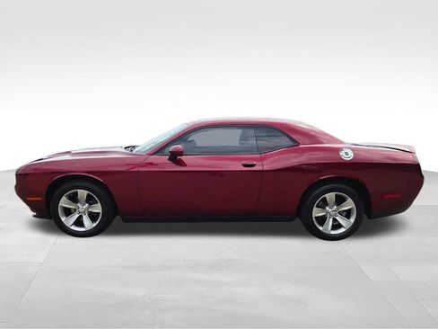Used 2018 Dodge Challenger SXT RWD image 4