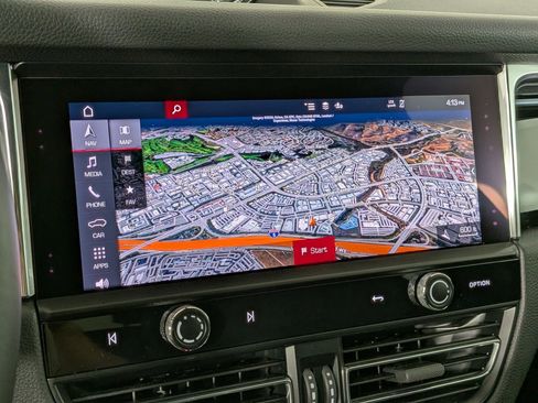 Certified 2025 Porsche Macan AWD/4WD image 18