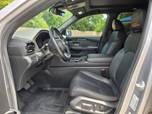 Used 2025 Honda Pilot TrailSport image 9