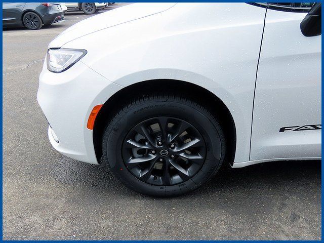 New 2026 Chrysler Pacifica Select AWD/4WD image 4