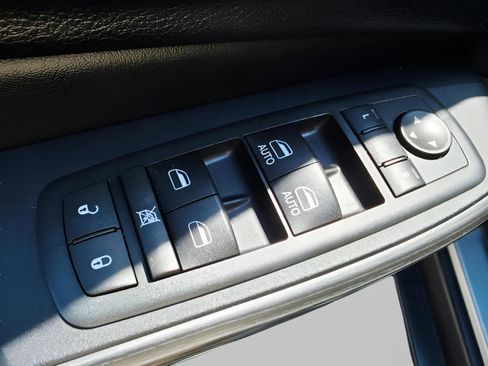 Used 2017 Jeep Cherokee Trailhawk w/ Cold Weather Group AWD/4WD image 19