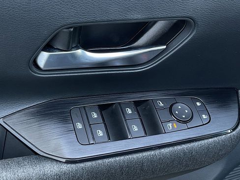 Used 2025 Nissan Kicks SV image 12