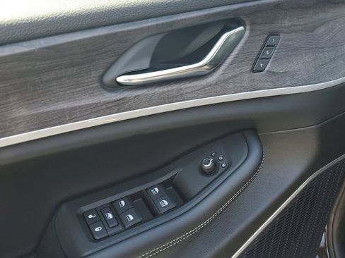 New 2025 Jeep Grand Cherokee Limited w/ Black Appearance Package image 22