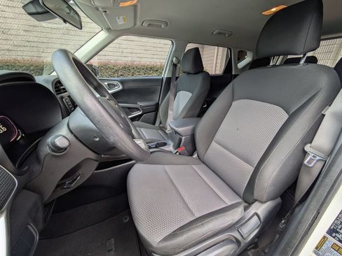 Used 2024 Kia Soul LX w/ Option Group 015 FWD image 24