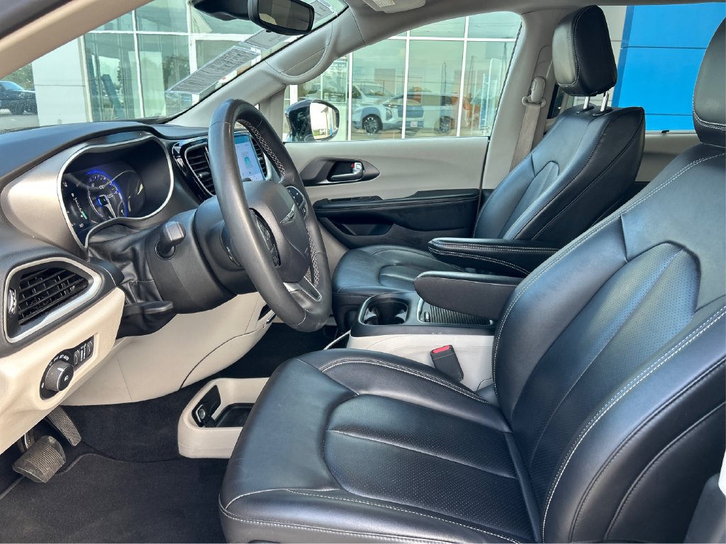 Used 2024 Chrysler Pacifica Touring-L FWD image 9