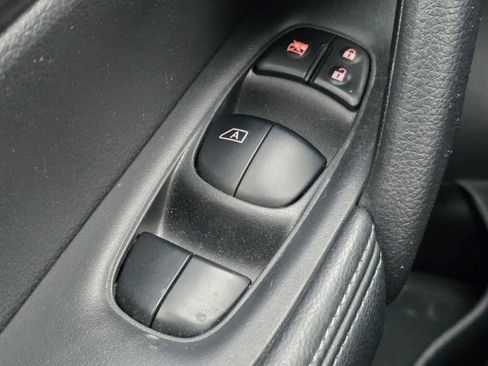 Used 2015 Nissan Rogue S image 31