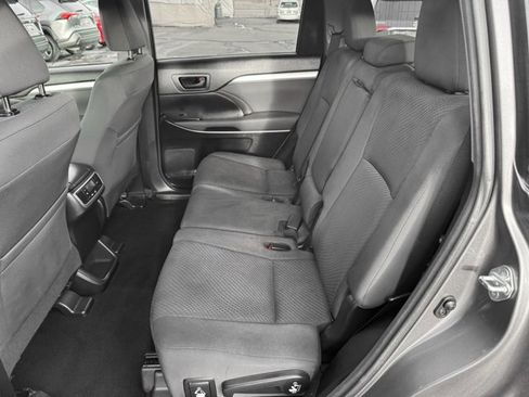 Used 2017 Toyota Highlander LE image 17