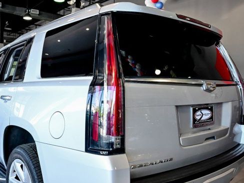Used 2016 Cadillac Escalade Luxury AWD/4WD image 12