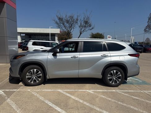 Used 2023 Toyota Highlander XLE image 3