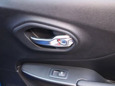 Used 2019 Jeep Cherokee Trailhawk w/ Cold Weather Group image 13