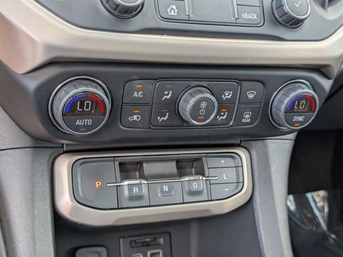 Used 2022 GMC Acadia Denali w/ Denali Ultimate Package AWD/4WD image 31