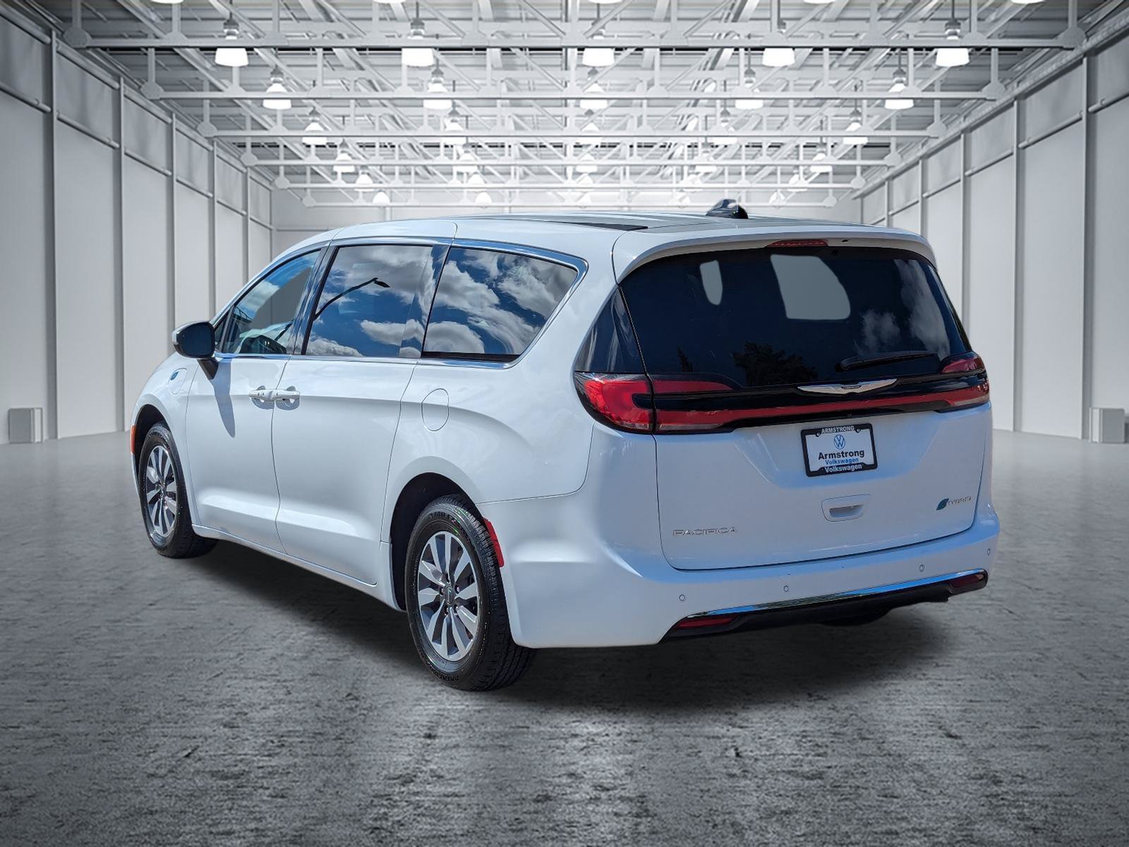 Used 2023 Chrysler Pacifica Touring-L FWD image 3