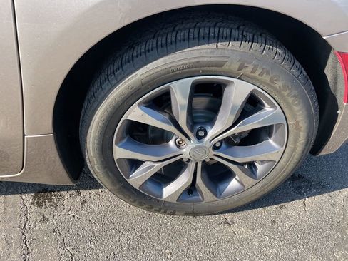 Used 2017 Chrysler Pacifica Limited image 8