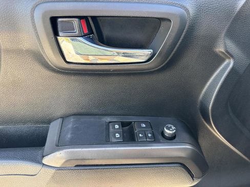 Used 2017 Toyota Tacoma TRD Off-Road image 34