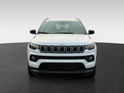 Used 2023 Jeep Compass Latitude AWD/4WD image 2