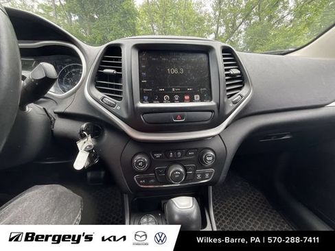 Used 2017 Jeep Cherokee Trailhawk AWD/4WD image 5