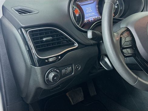 Used 2023 Jeep Cherokee Altitude Lux image 17