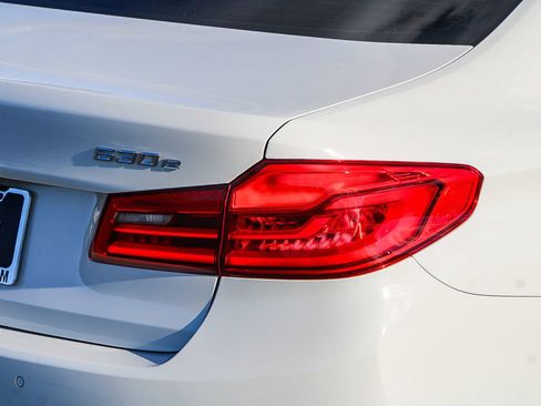 Used 2020 BMW 530e xDrive w/ M Sport Package image 11