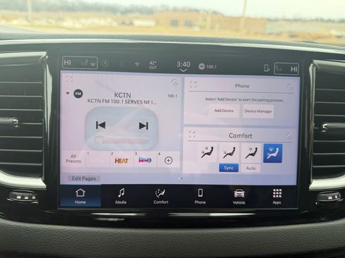 Used 2025 Chrysler Pacifica Select image 24