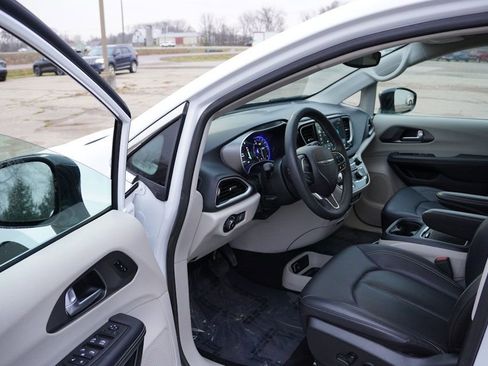 Certified 2024 Chrysler Pacifica Touring-L image 14