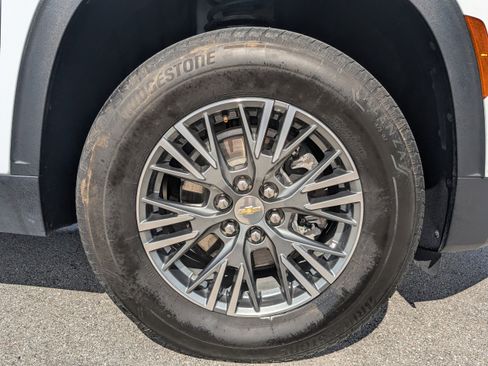 Used 2025 Chevrolet Traverse LT w/ Driver Confidence Package image 11