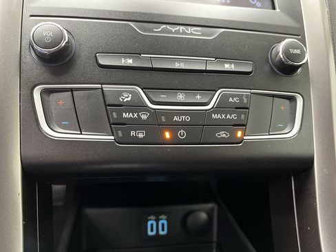 Used 2019 Ford Fusion SE FWD image 23