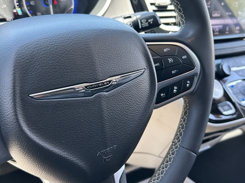 Used 2022 Chrysler Pacifica Touring-L FWD image 26