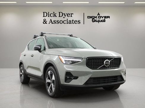 Certified 2025 Volvo XC40 B5 Plus AWD/4WD image 3