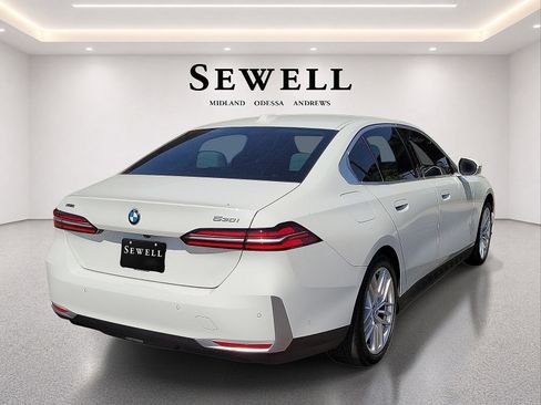 Used 2025 BMW 530i xDrive AWD/4WD image 4