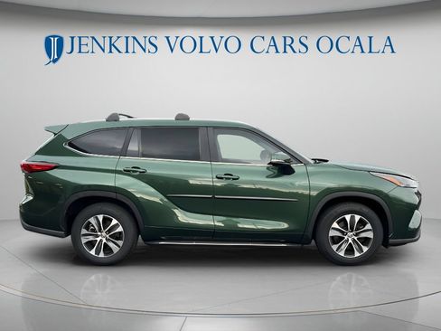 Used 2023 Toyota Highlander XLE FWD image 2