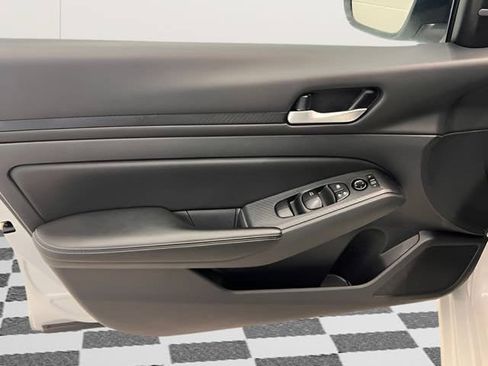 Used 2025 Nissan Altima 2.5 SV FWD image 11