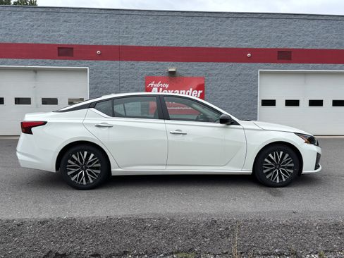 Used 2025 Nissan Altima 2.5 SV FWD image 2