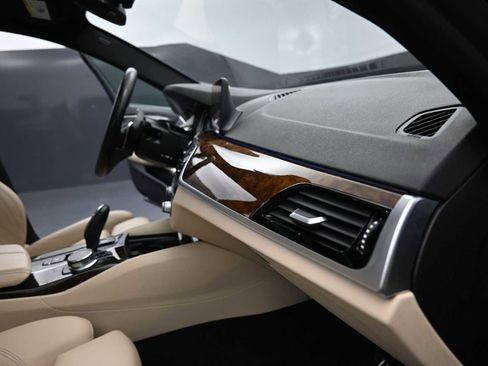 Used 2019 BMW 530e w/ Luxury Package RWD image 15