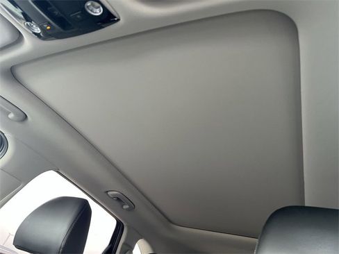 Used 2025 Kia Sorento S w/ Panoramic Sunroof Package image 3