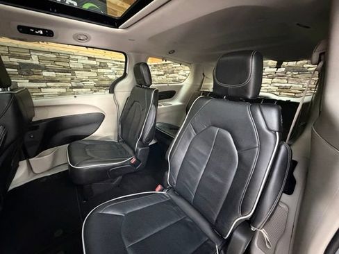 Used 2022 Chrysler Pacifica Limited FWD image 31