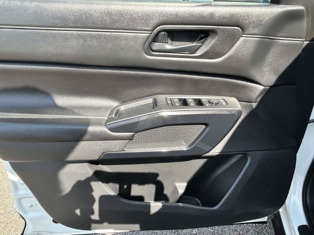 Used 2025 Nissan Pathfinder SV AWD/4WD image 21