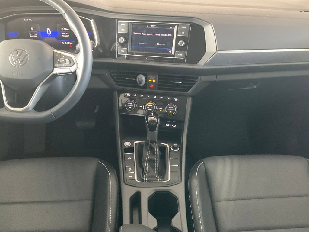 Certified 2024 Volkswagen Jetta SE FWD image 4