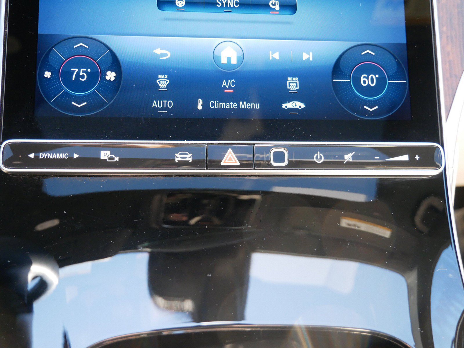 Used 2025 Mercedes-Benz GLC 300 4MATIC image 23
