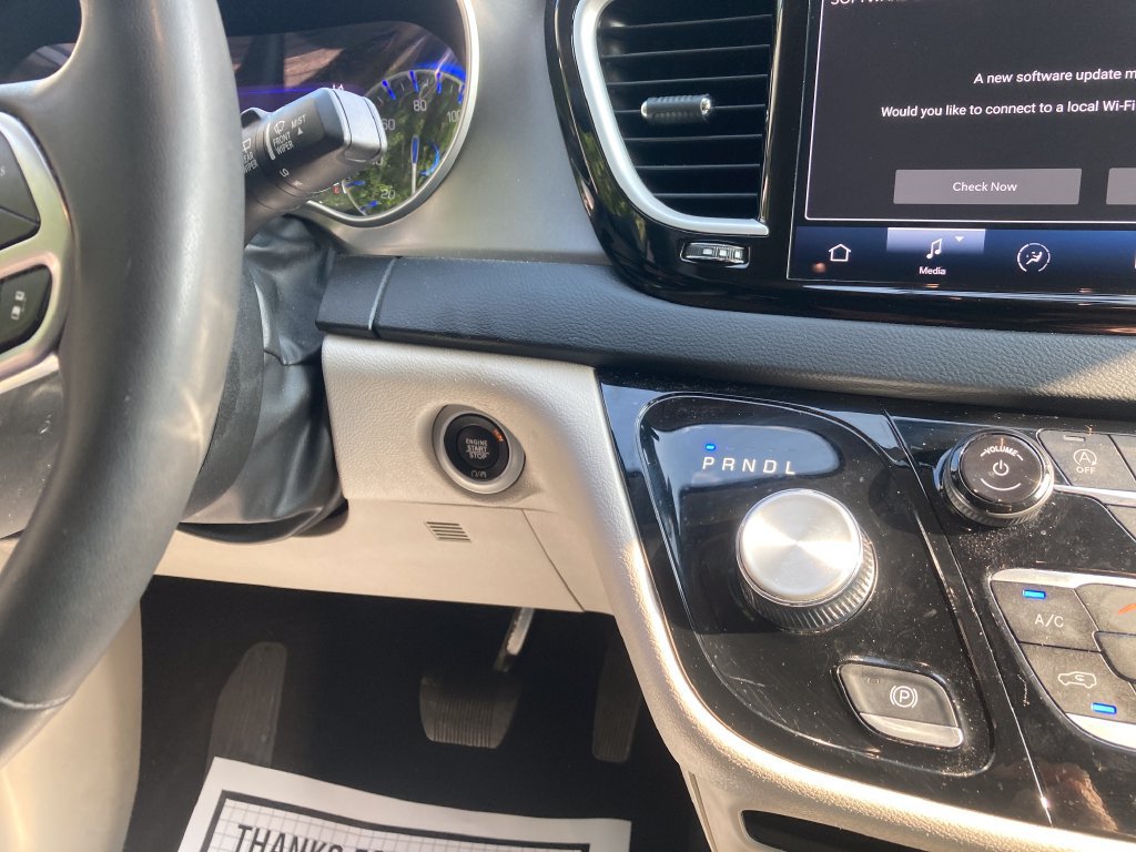Used 2023 Chrysler Pacifica Touring-L FWD image 22