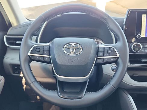 Used 2024 Toyota Highlander XLE image 19
