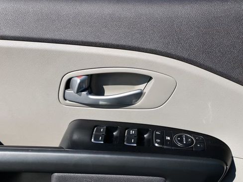 Used 2018 Kia Sedona L image 45