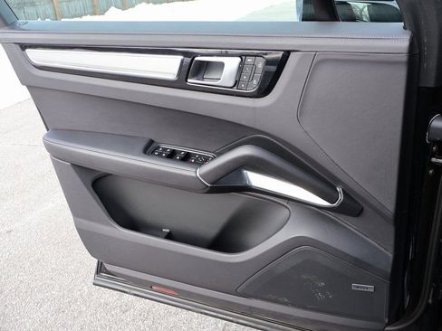 Certified 2023 Porsche Cayenne Turbo S AWD/4WD image 35