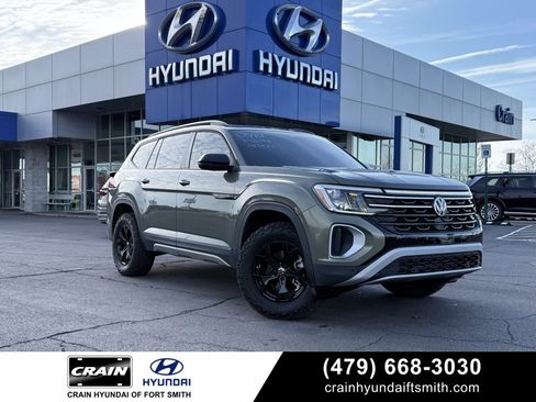 Used 2024 Volkswagen Atlas Peak Edition SE image 1